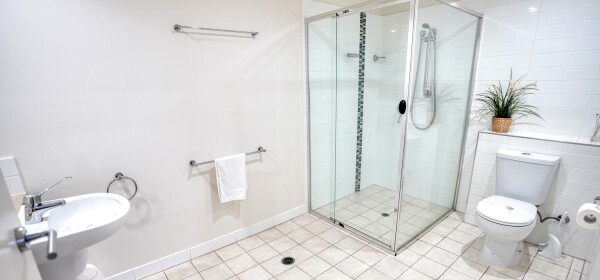 Coolum At The Beach Ground Floor One Bed Pool bathroom