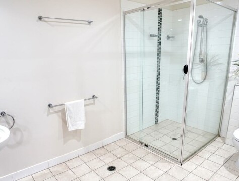 Coolum At The Beach Ground Floor One Bed Pool bathroom