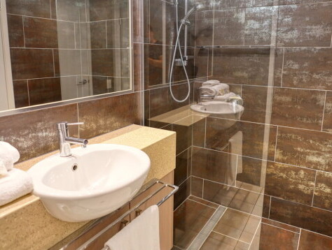 Coolum Penthouse 3 bedroom bathroom