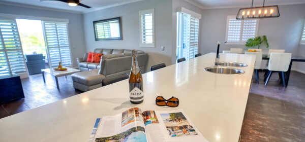 Coolum Penthouse 3 bedroom kitchen lounge