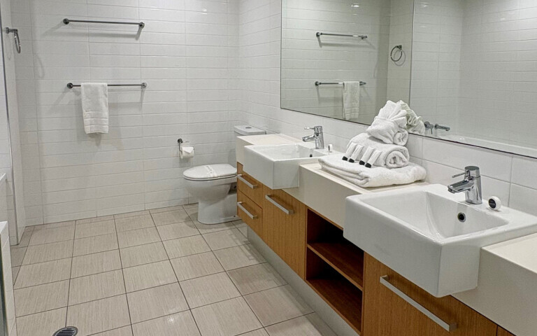 coolum at the beach 4 bedroom spa villa bathroom ensuite