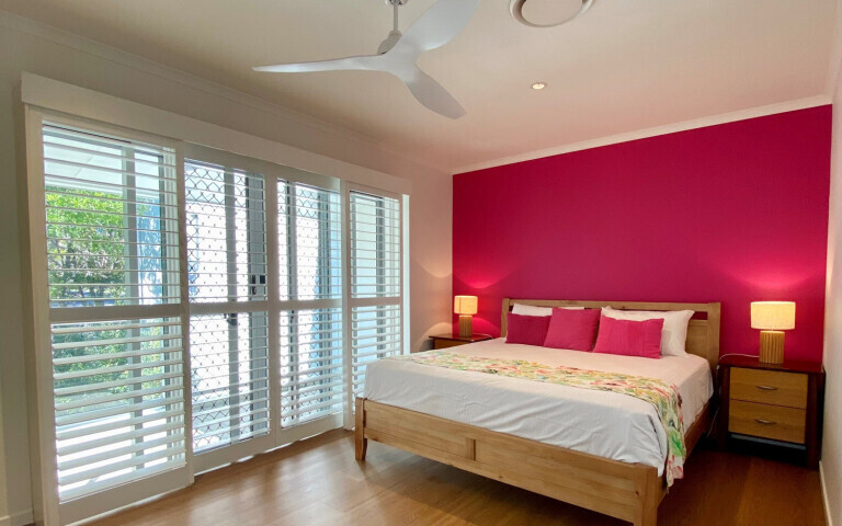 coolum at the beach 4 bedroom spa villa bedroom king bed