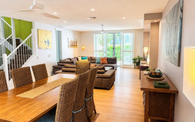 coolum at the beach 4 bedroom spa villa dining