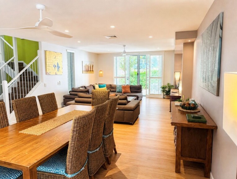 coolum at the beach 4 bedroom spa villa dining