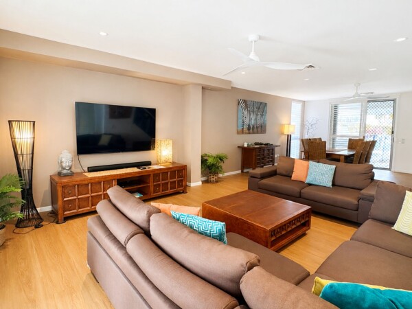 coolum at the beach 4 bedroom spa villa living tv