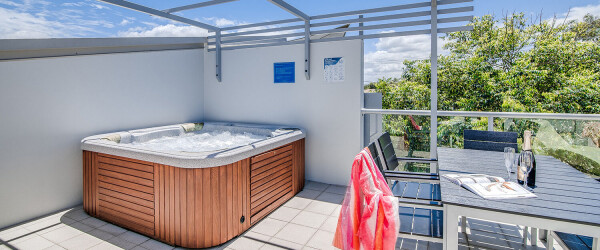 coolum at the beach three bedroom villa rooftop spa 1500x625